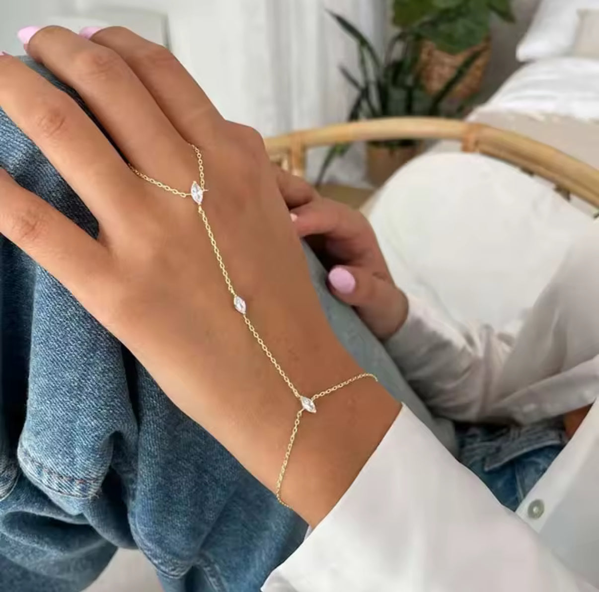 צמיד עדין עם חיבור טבעתי ליד